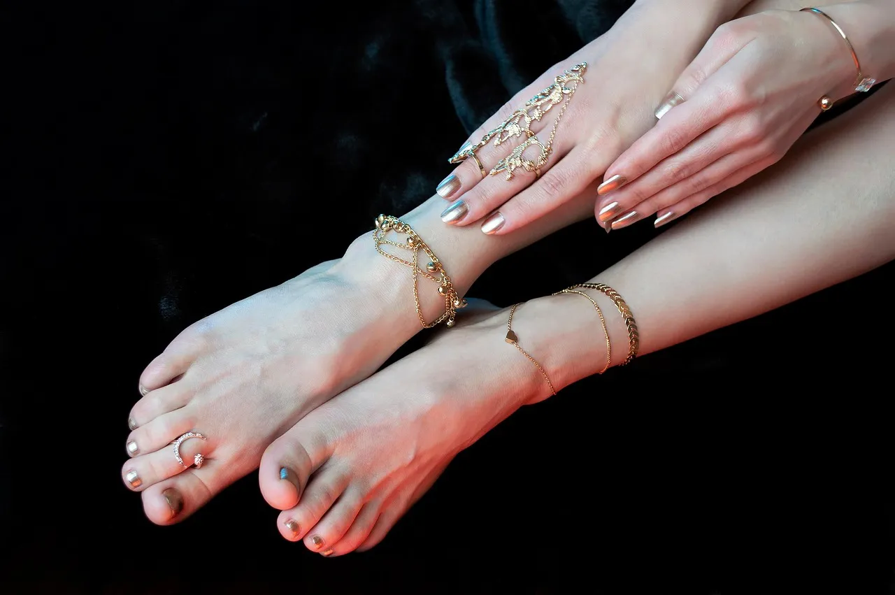 Best short French tip nails for any occasions
