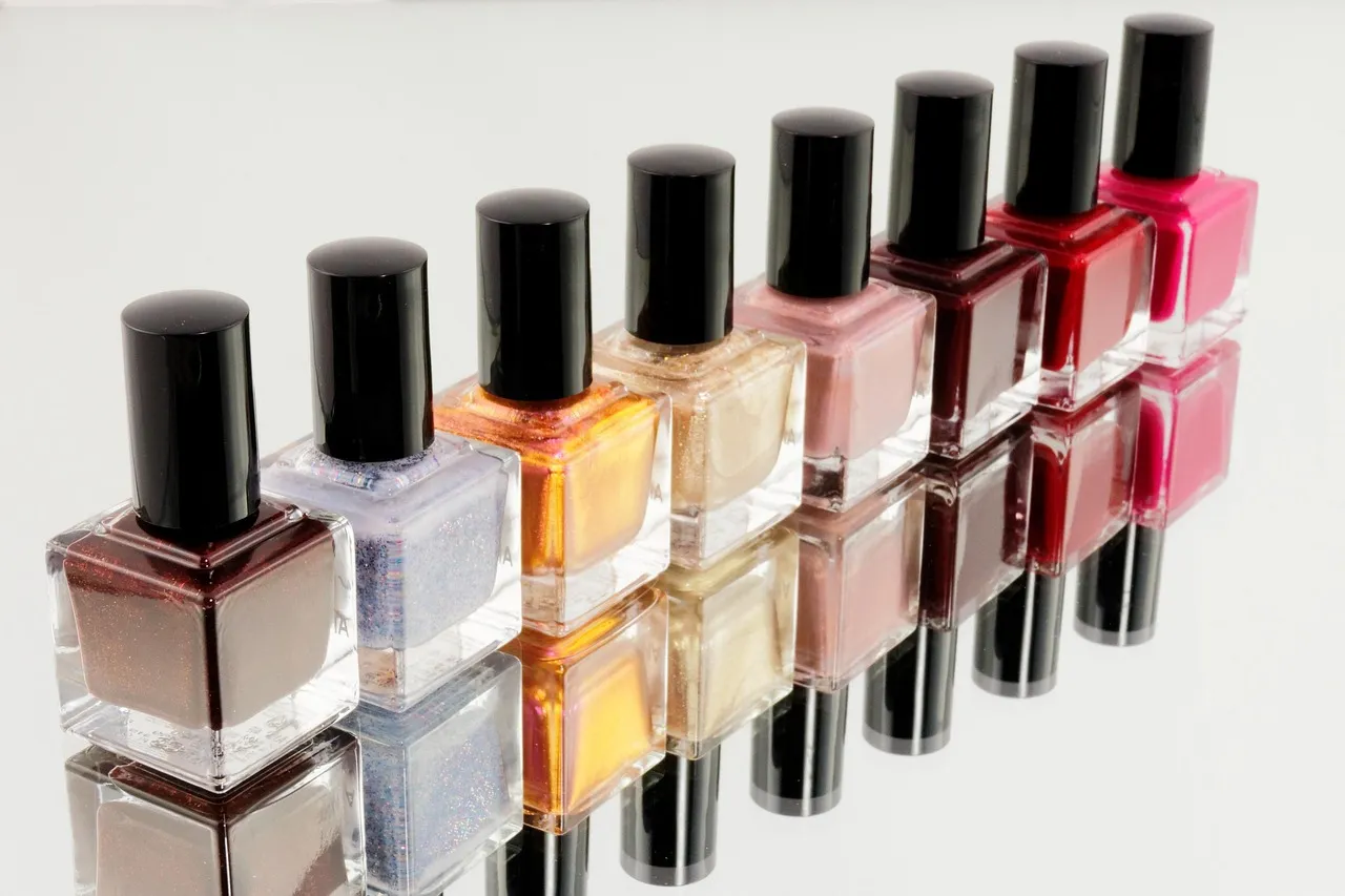 Graduation nails: 40 Shiny Nail Ideas For a Party In 2021!