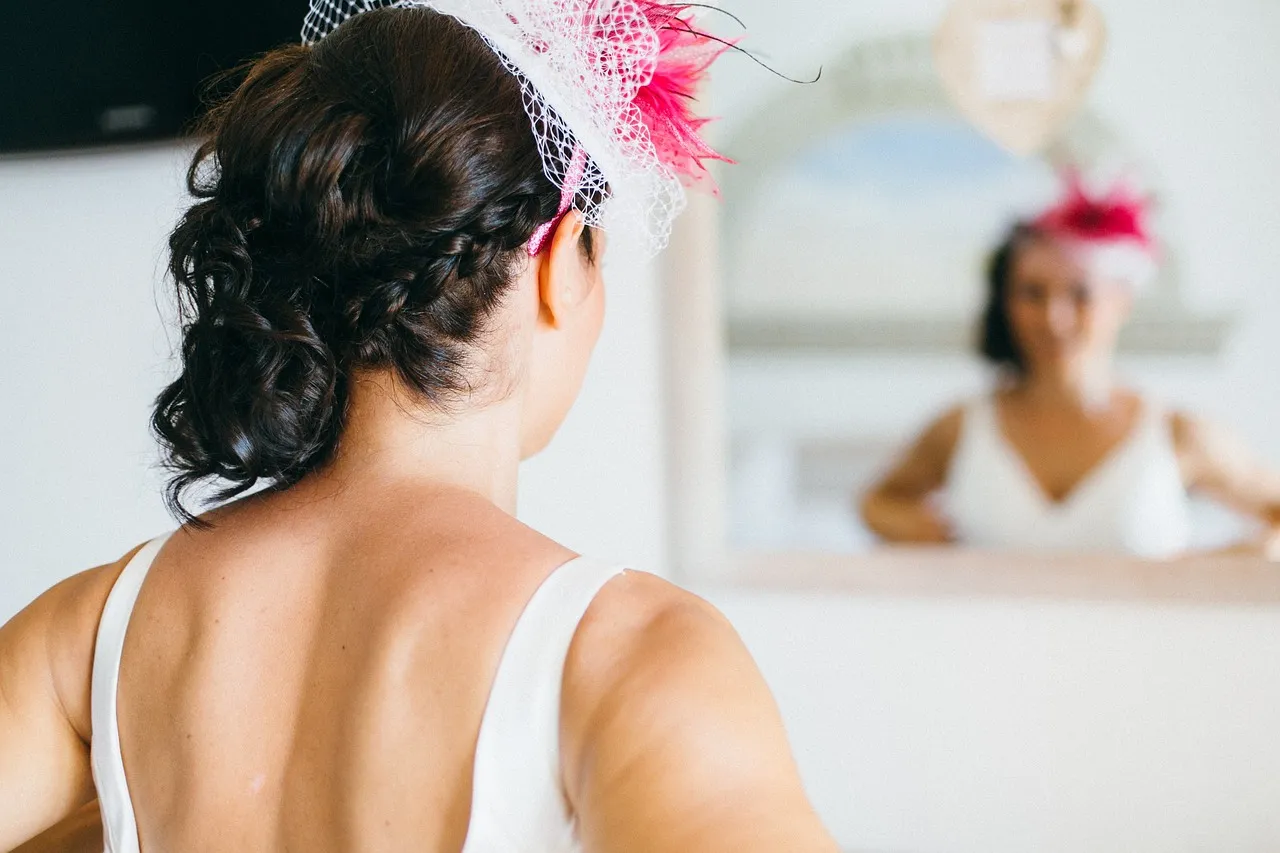 Chic Prom Hairstyles for 2022 – Updos, Braids, Half Ups & Down Dos