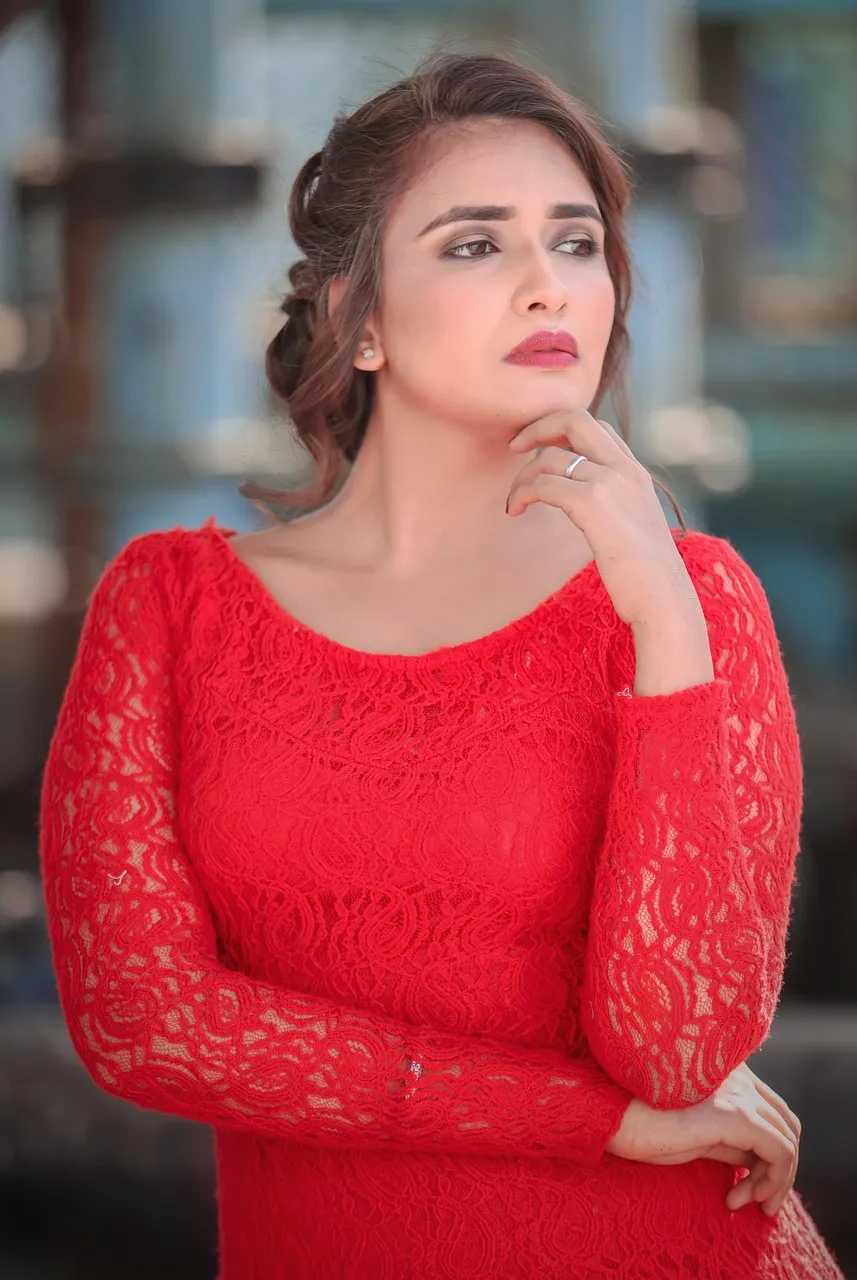 Special Christmas makeup looks in red