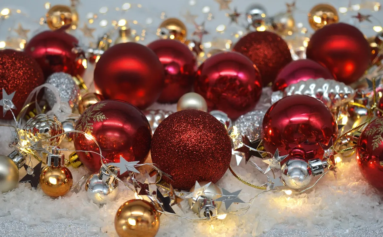 Special Christmas makeup looks in red