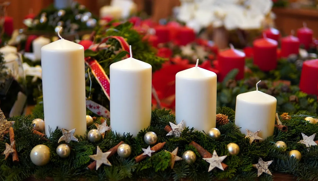 What is Christmas Fireplace Decoration?