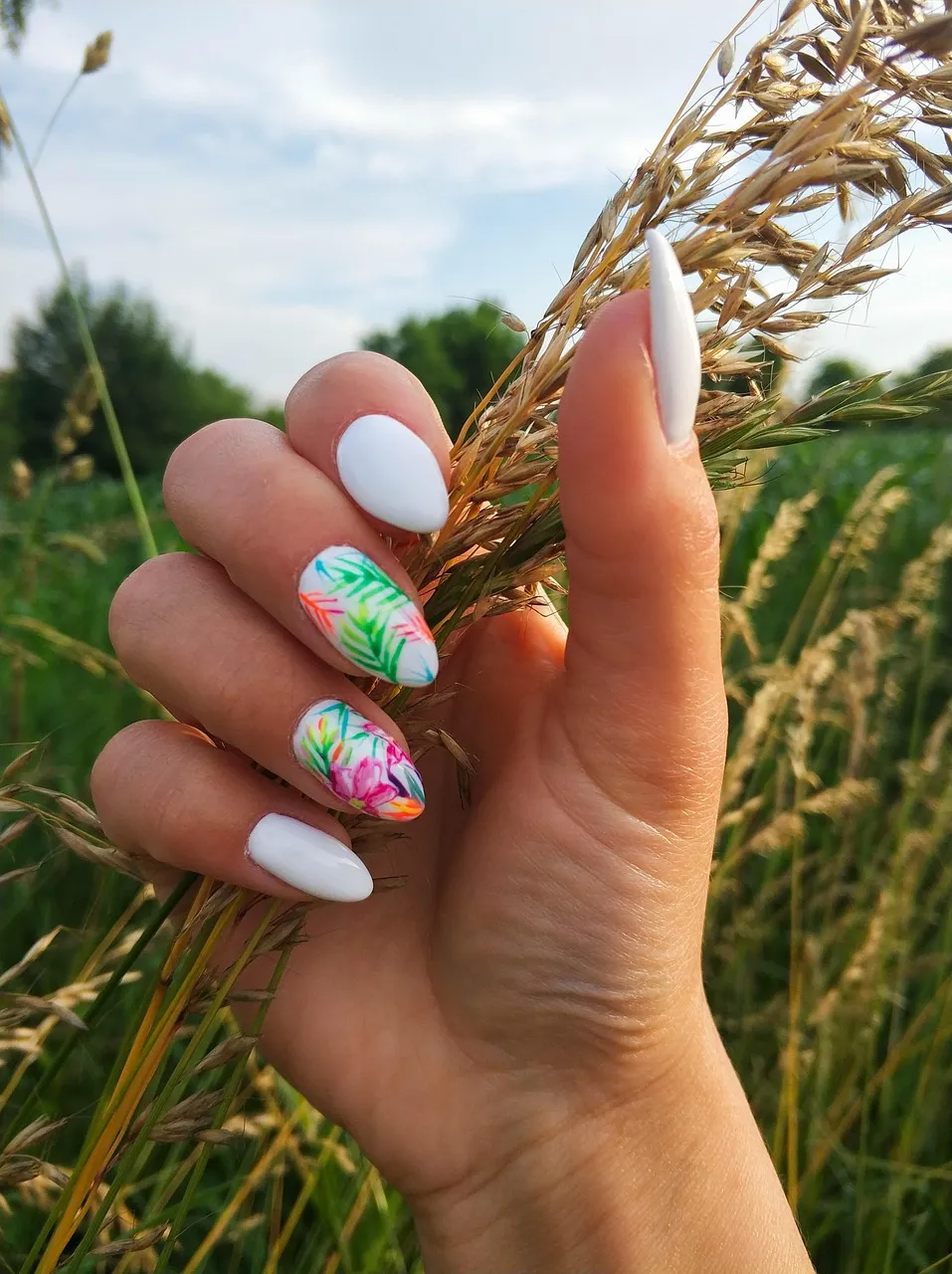 Best short French tip nails for any occasions