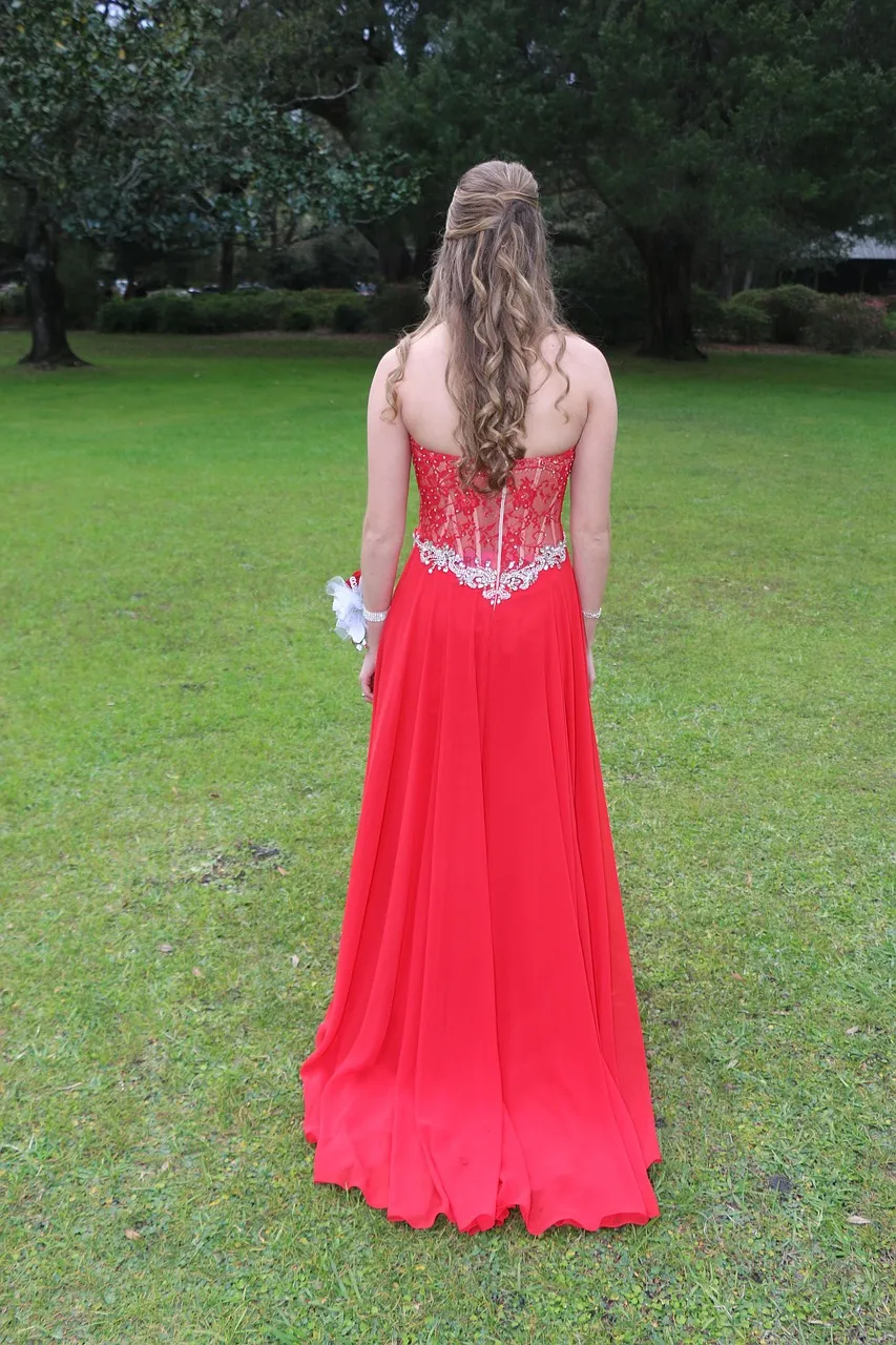 Chic Prom Hairstyles for 2022 – Updos, Braids, Half Ups & Down Dos