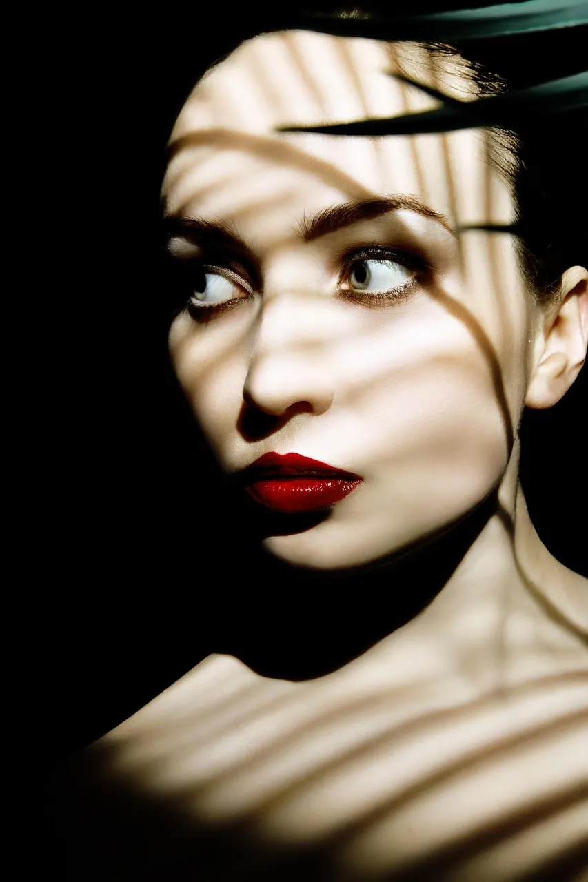 Special Christmas makeup looks in red