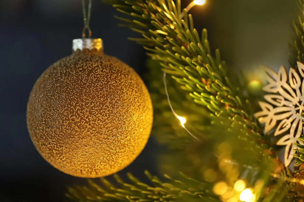 What is Christmas Fireplace Decoration?