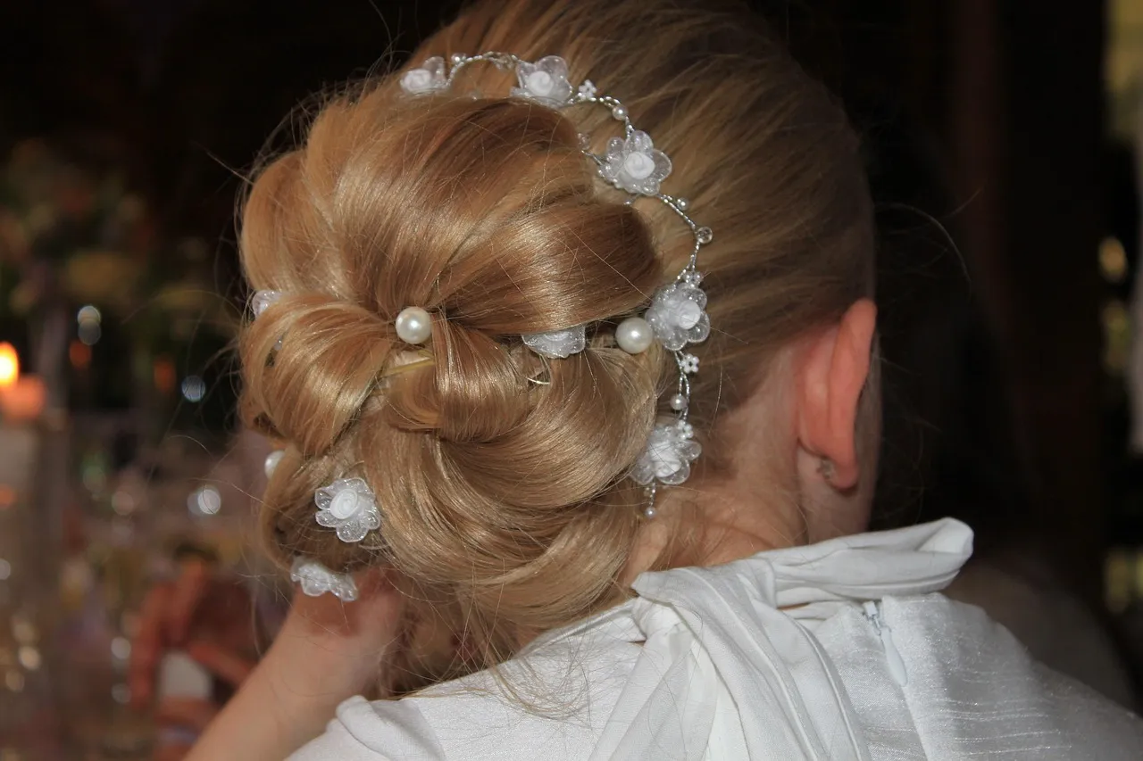 Chic Prom Hairstyles for 2022 – Updos, Braids, Half Ups & Down Dos
