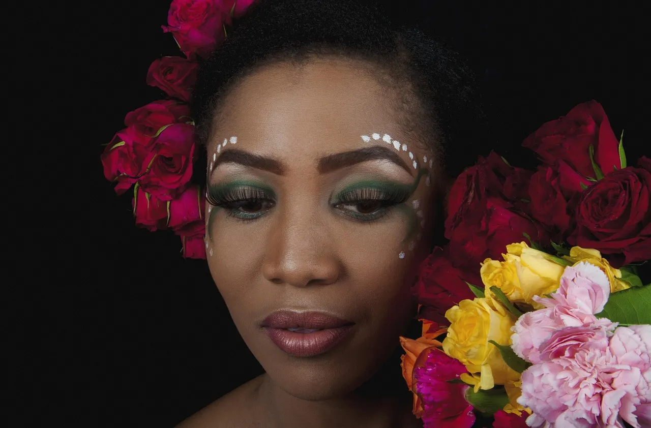 35 Glam Prom Makeup looks Ideas Perfect For Homecoming party