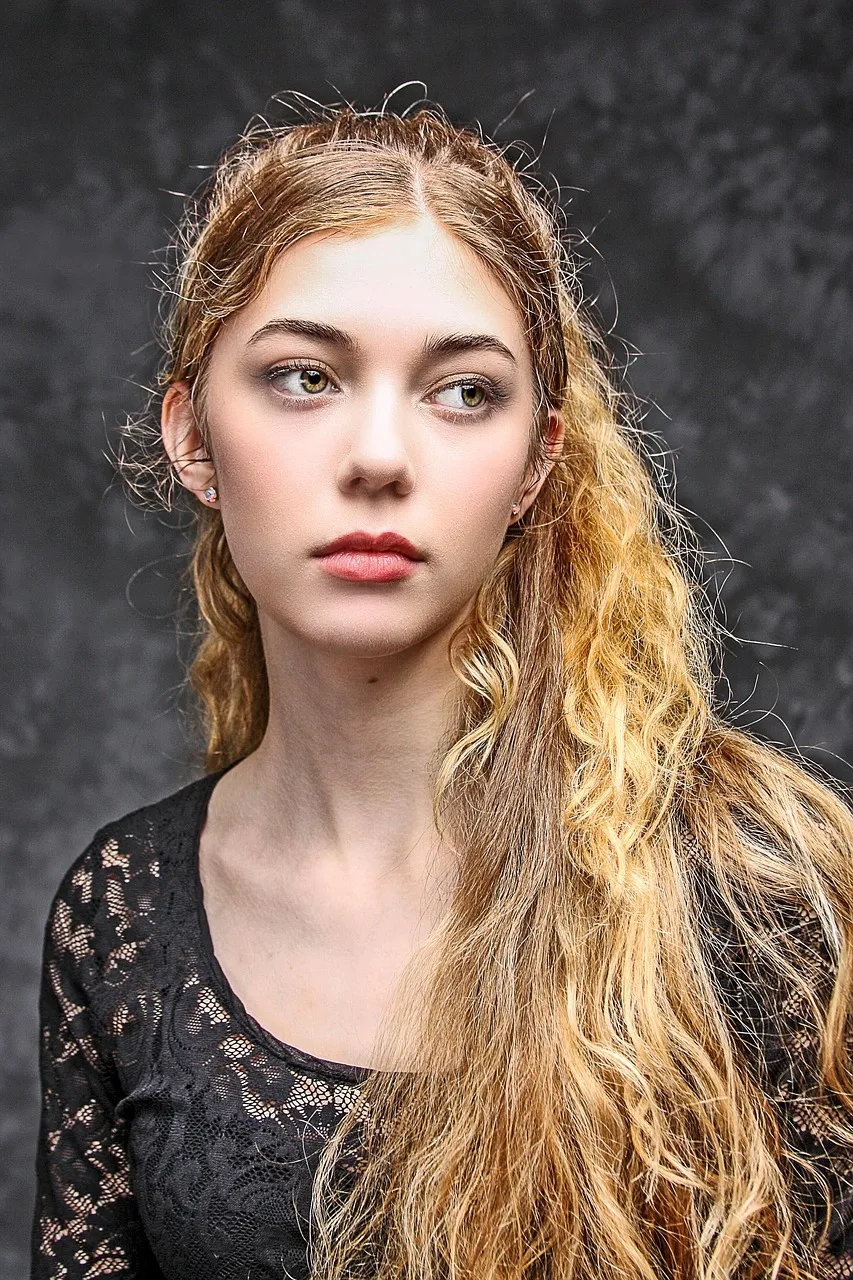 35 Glam Prom Makeup looks Ideas Perfect For Homecoming party