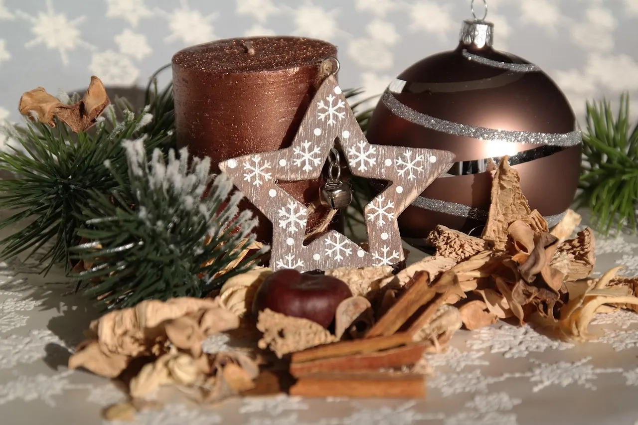 18 Christmas window decorations That Add Magic To Your Home
