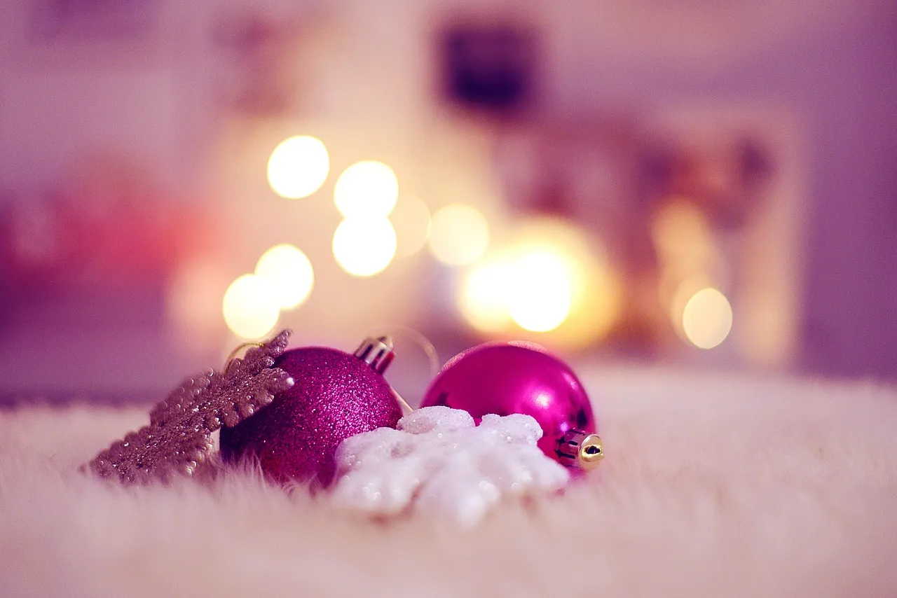 What is Christmas Fireplace Decoration?