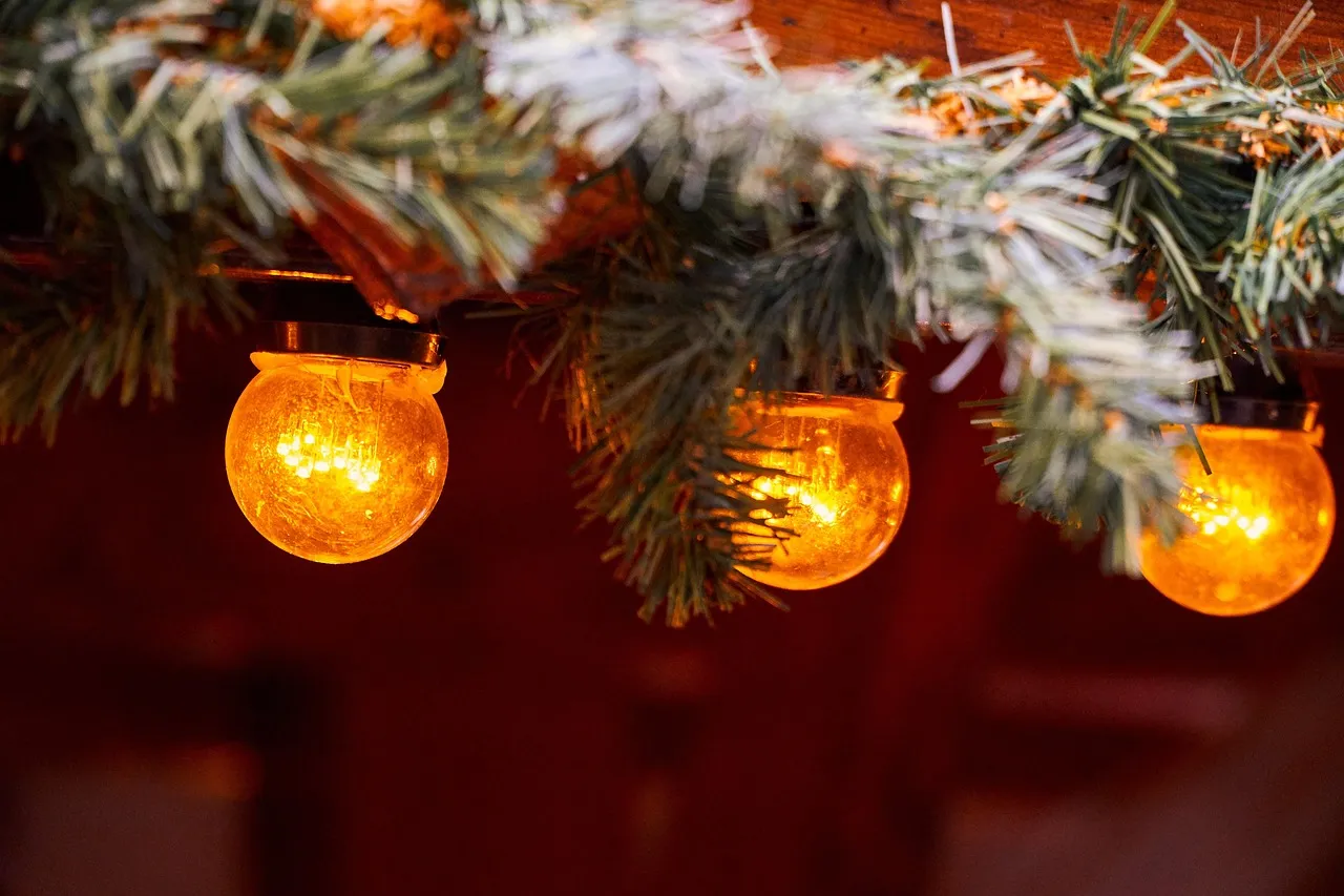 18 Christmas window decorations That Add Magic To Your Home