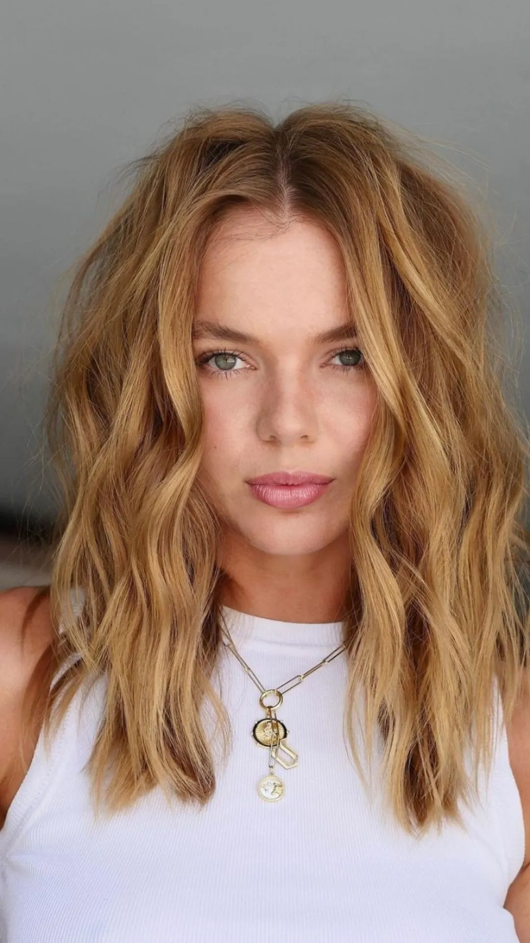 43 Soft curtain bangs and layers for medium hair 2021