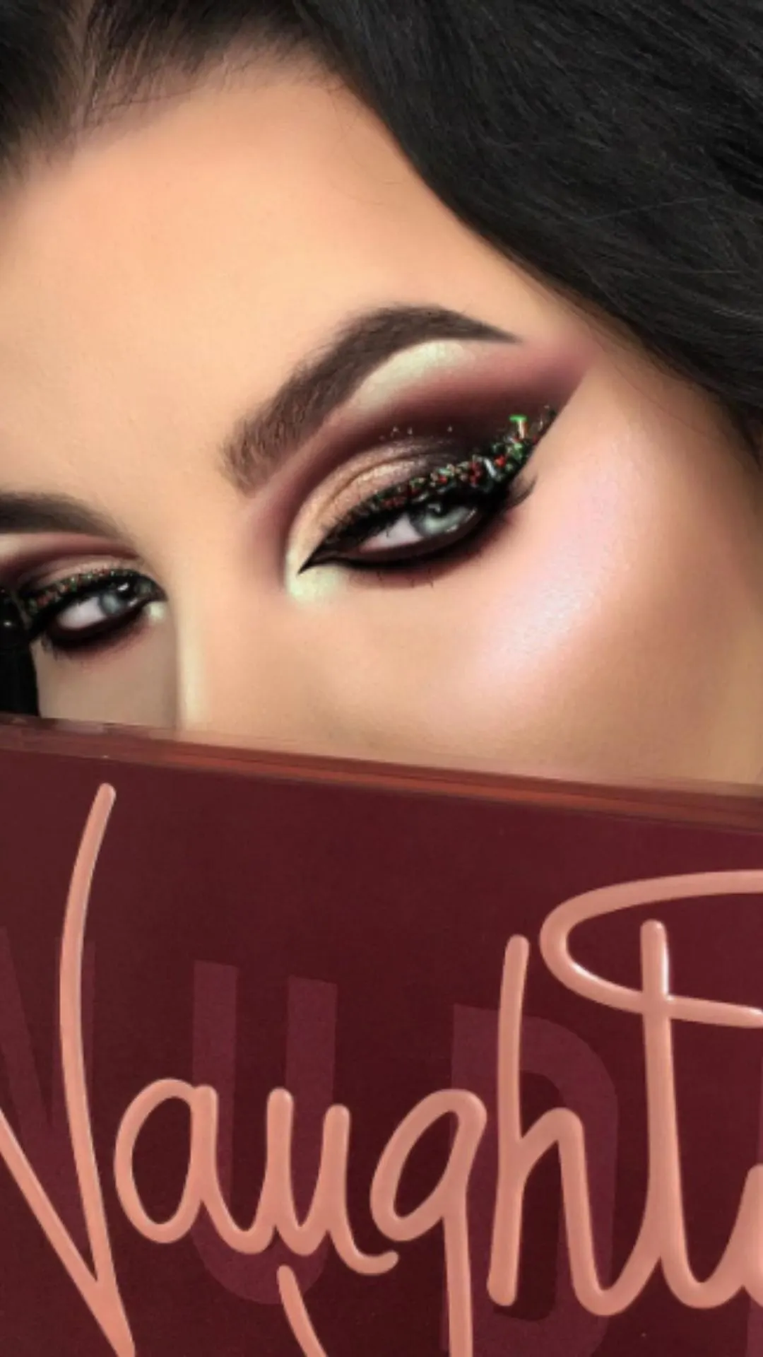 30+ Pretty Christmas Makeup Looks To Try On December