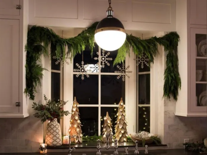 18 Christmas window decorations That Add Magic To Your Home