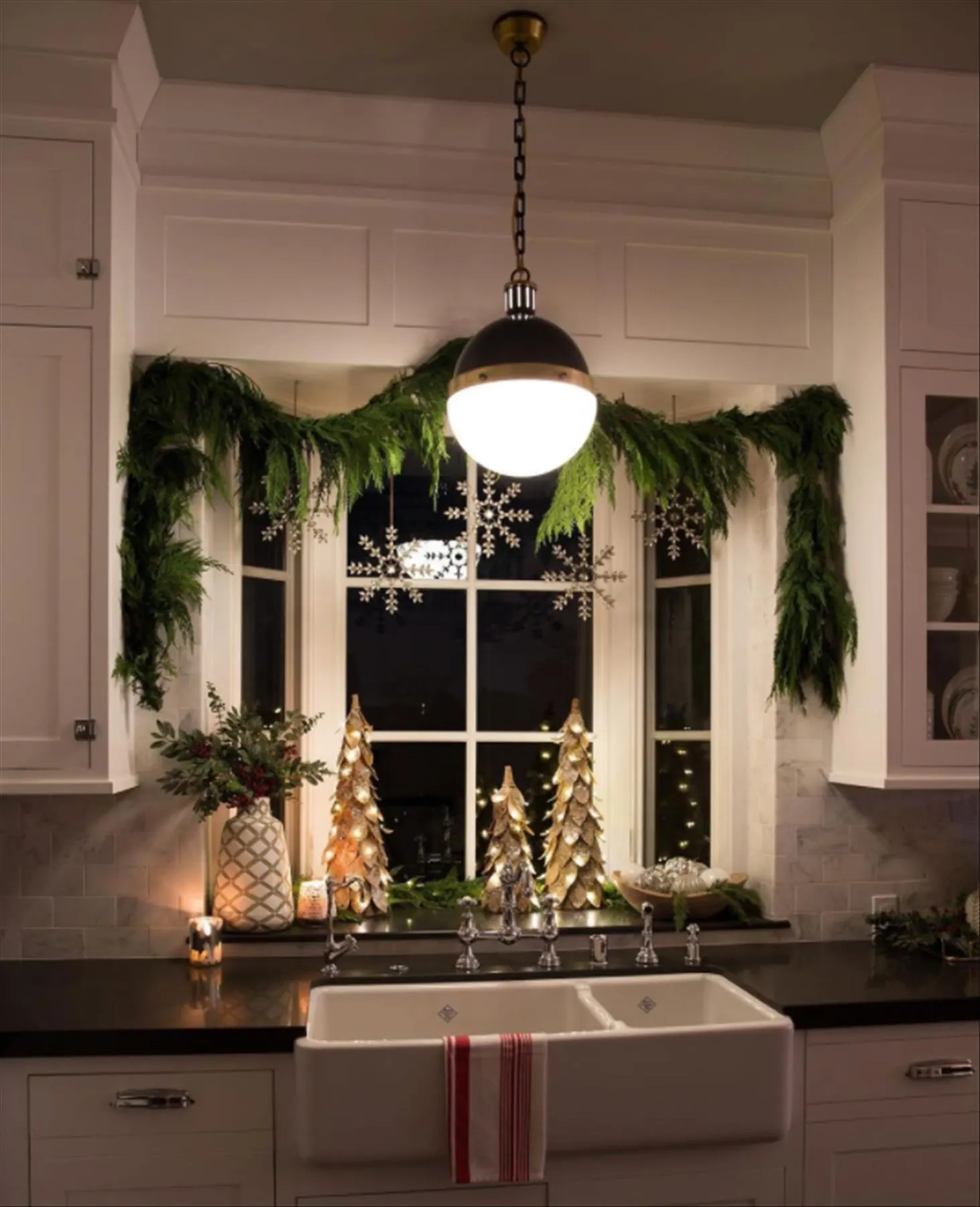 18 Christmas window decorations That Add Magic To Your Home